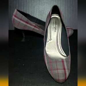 Comfort Plus by Predictions. Gray & Burgundy Plaid Pump . Size 10.